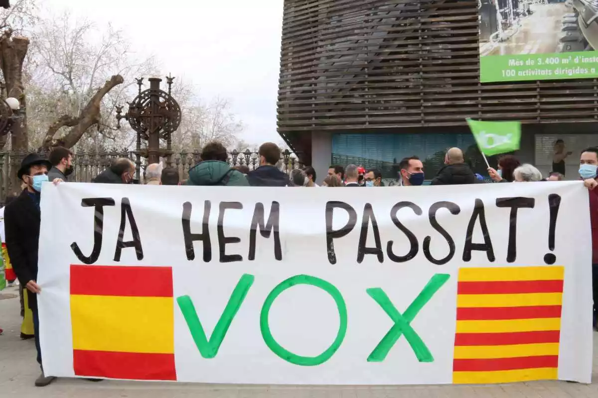 Imatge de la pancarta mostrada aquest divendres a les portes del Parlament català