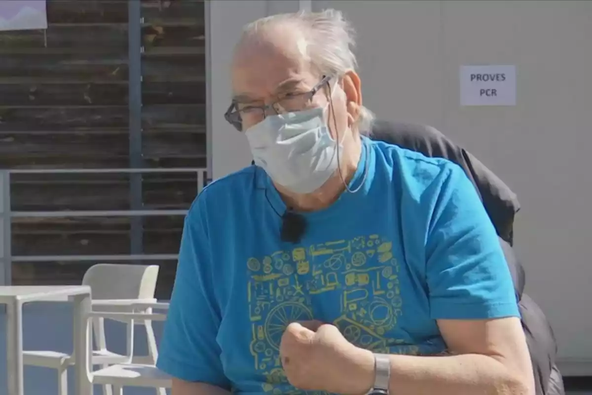 Imatge de l'Antonio Mas, amb samarreta blava i mascareta, durant l'entrevista amb TV3