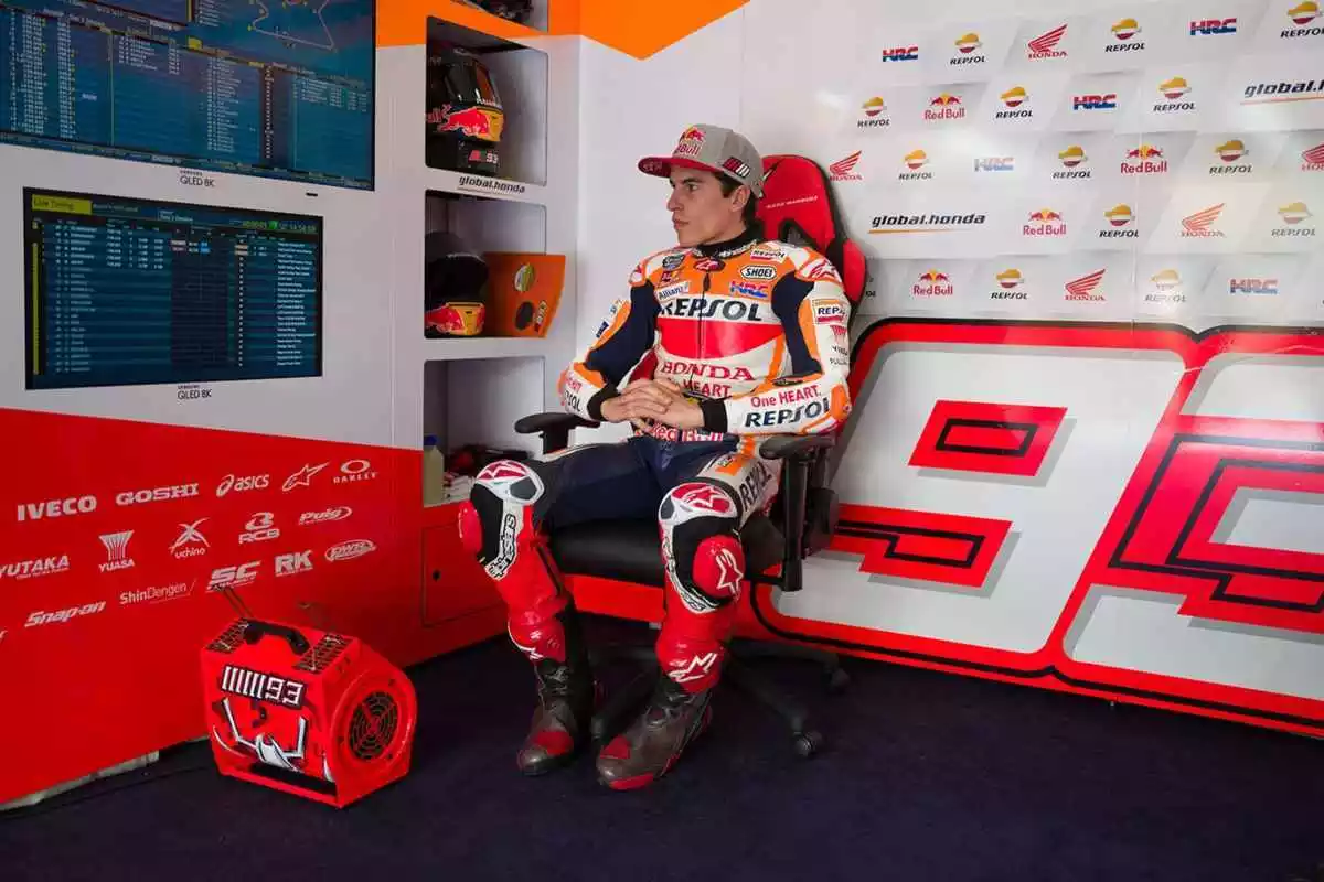 Imatge de Marc Márquez, assegut al box del seu equip Repsol Honda