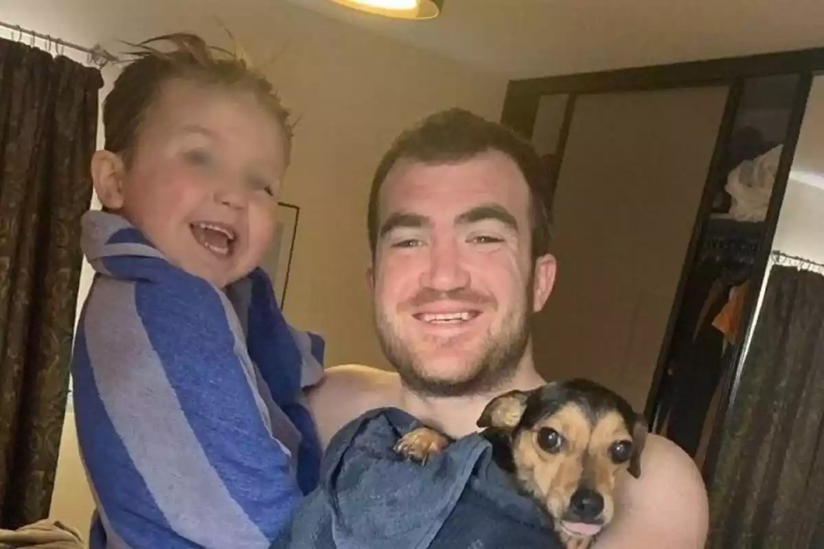Imatge de Ross McCarthy, amb el seu fill Charlie i el seu gos