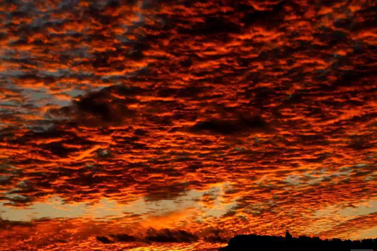 Imatge d'un cel rogent a Olèrdola, l'Alt Penedès