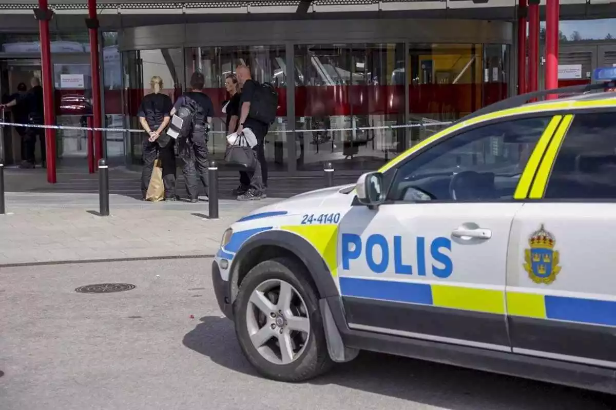 Imatge d'un cotxe de la policia sueca, davant un centre comercial