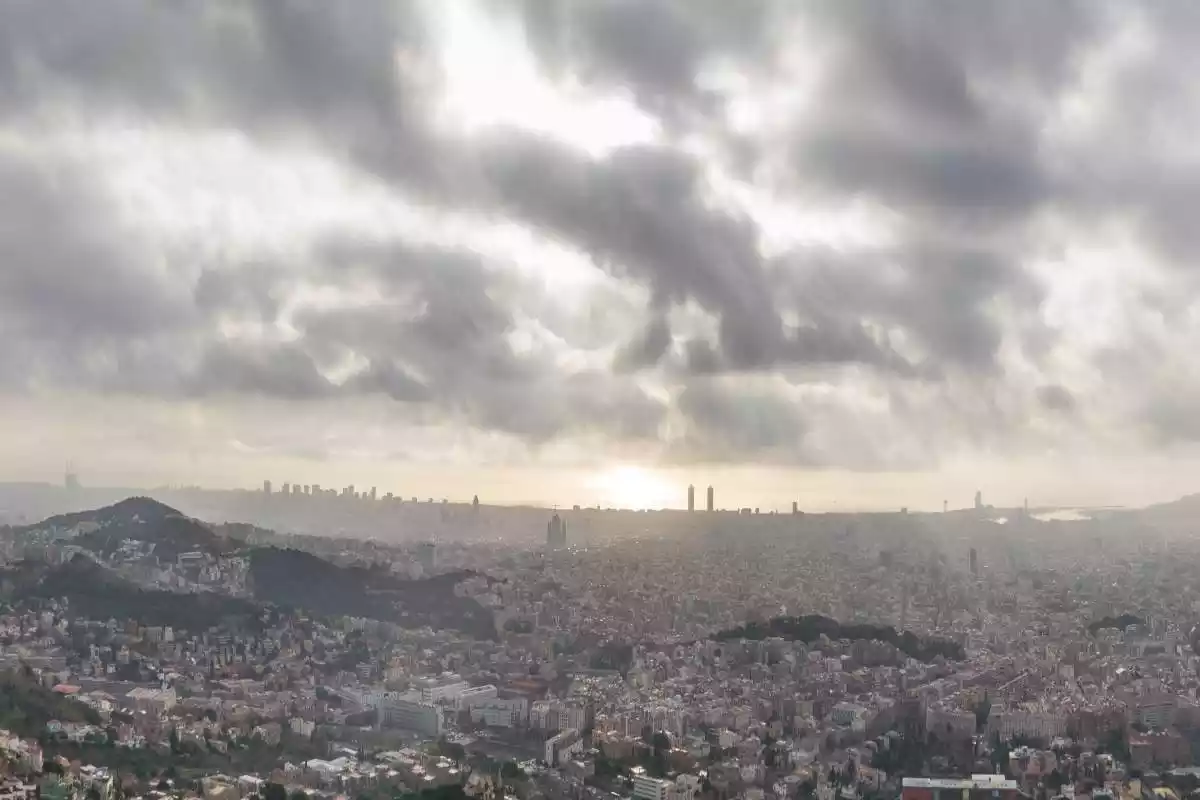 Imatge d'un dia amb núvols i pols en suspensió a Barcelona