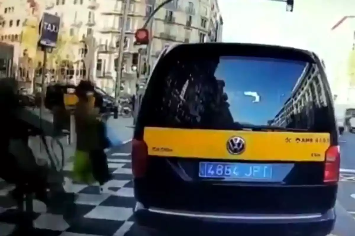 Imatge d’un patinet elèctric atropellant una dona de 58 anys al carrer Aragó de Barcelona. Dilluns, 29 de març de 2021.