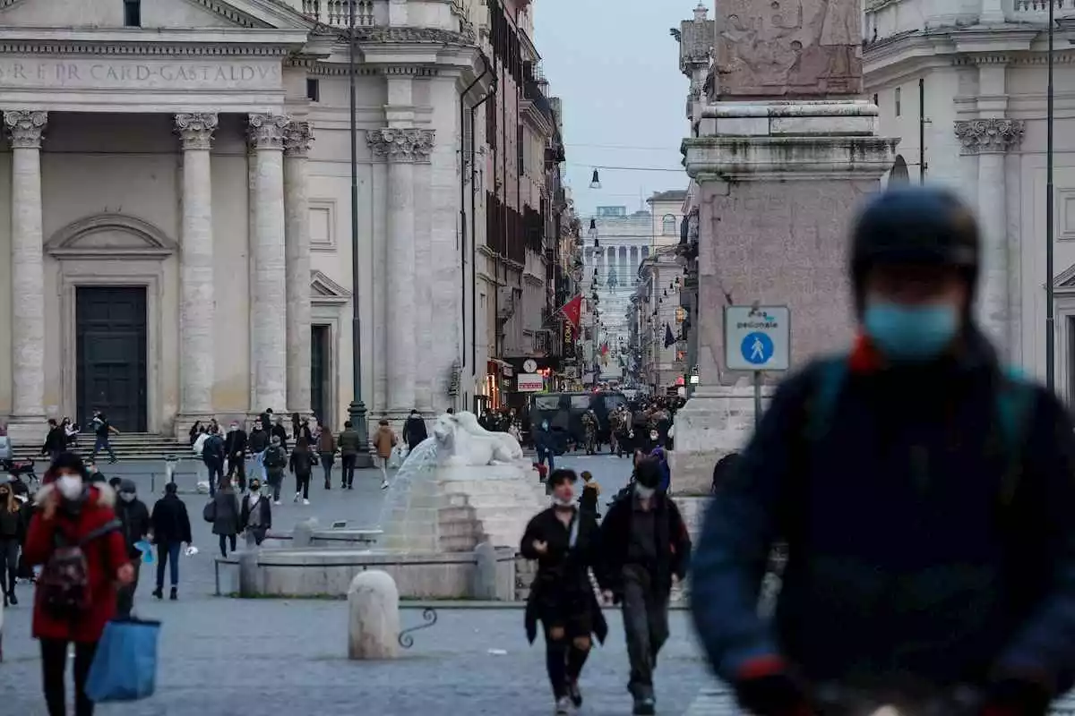Imatge d'una plaça de Roma, amb diversos ciutadans passejant amb mascareta