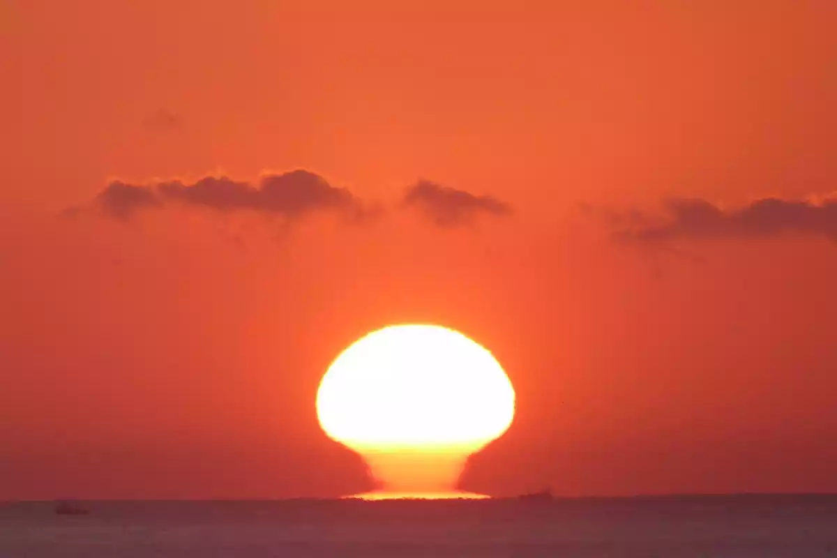 Imatge d'una sortida de sol a Sant Pol de Mar, al Maresme