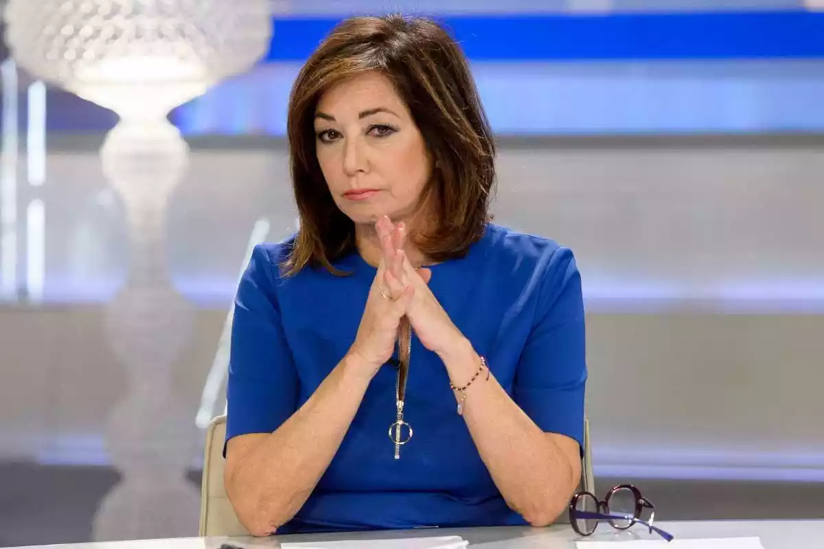 La presentadora Ana Rosa Quintana amb vestit blau mirant a càmera.