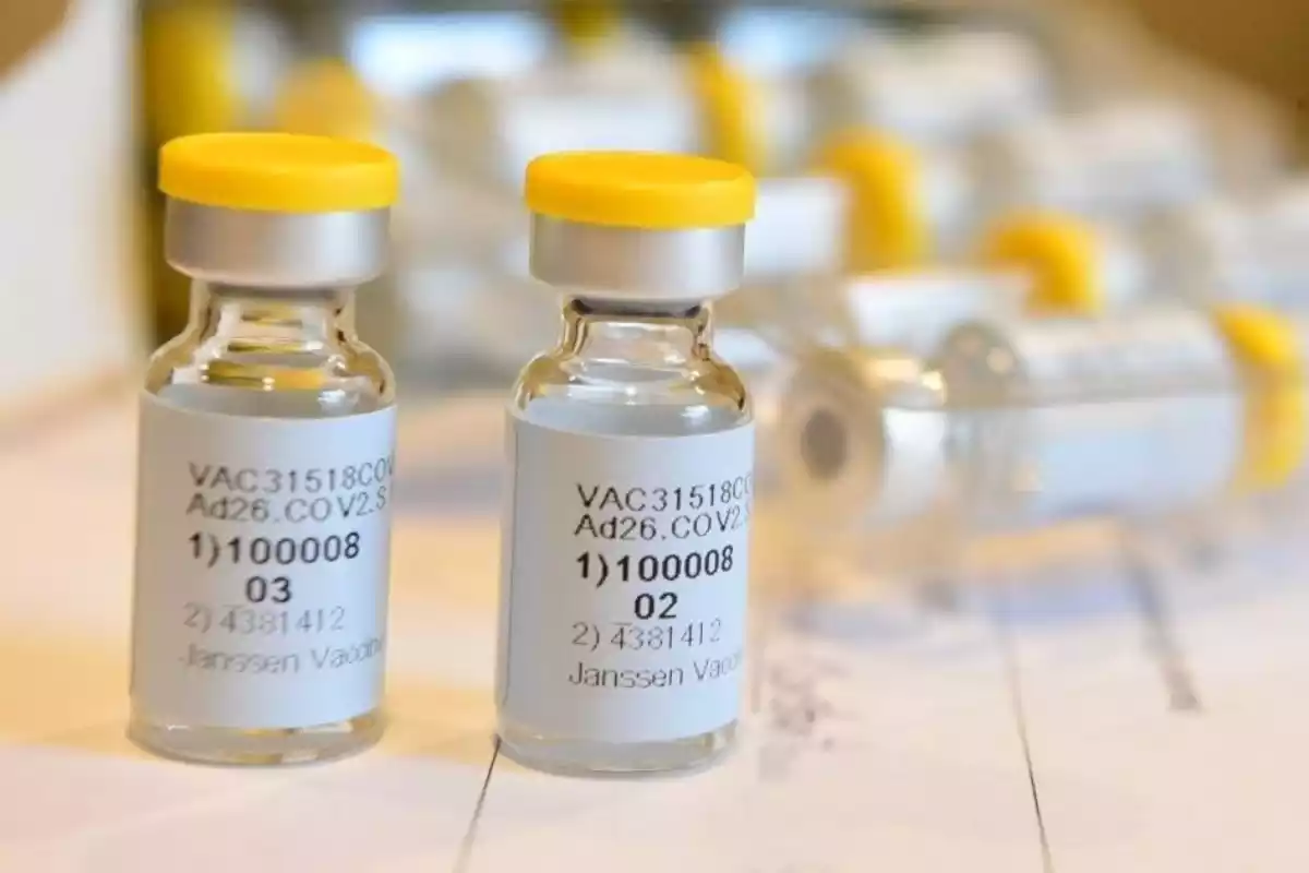 La vacuna de Janssen en dos vials amb diverses dosis, amb la tapa de color groc