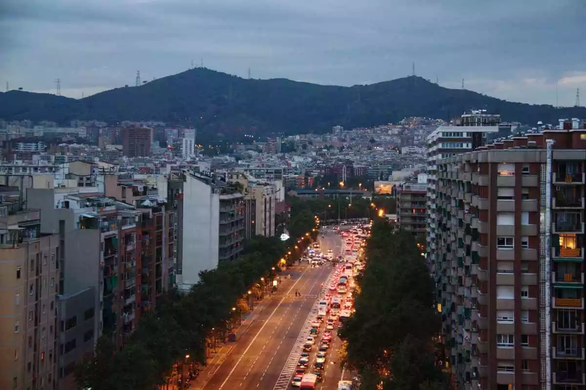 L'avinguda de la Meridiana de Barcelona al vespre, amb una enorme cua de vehicles i Collserola de fons