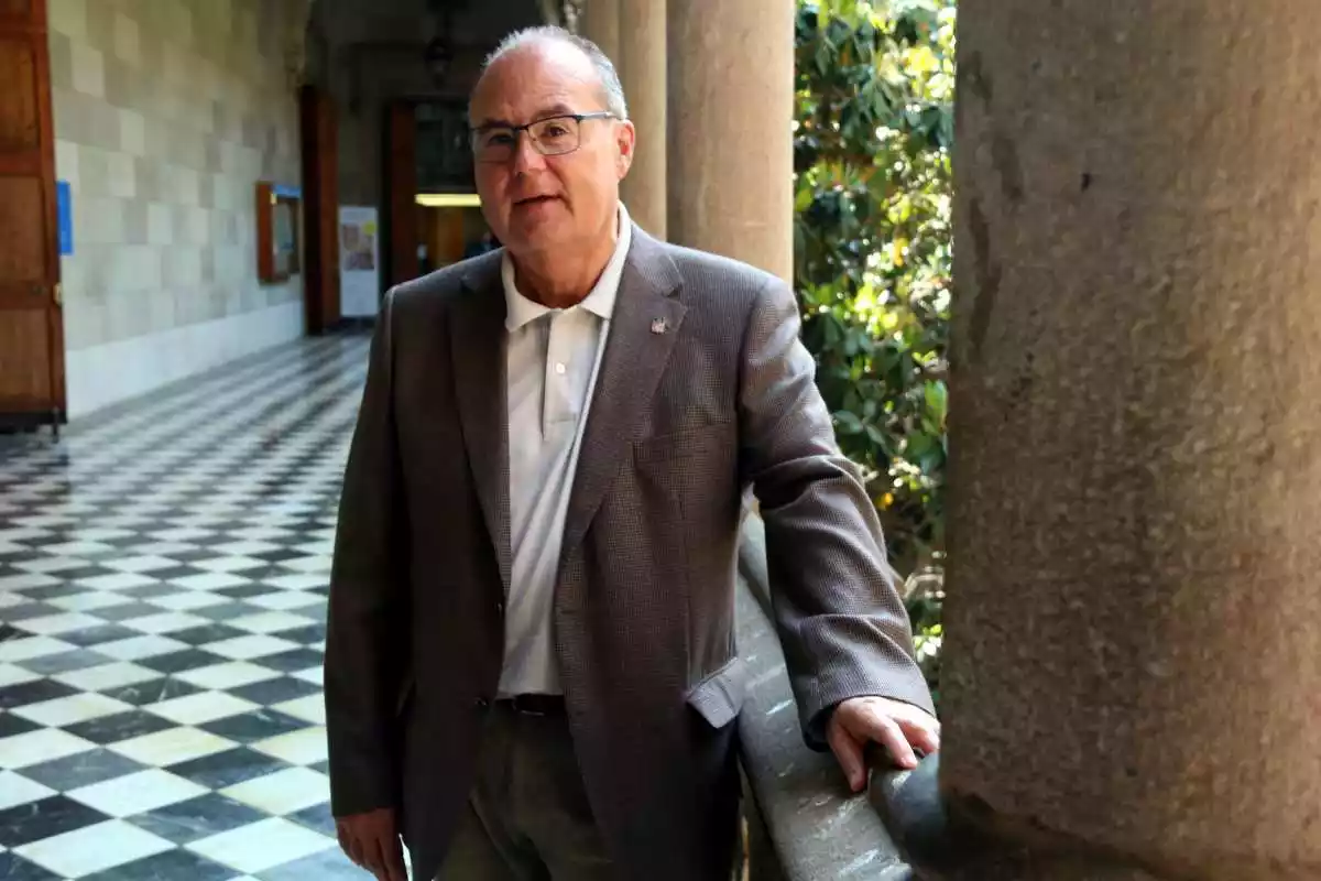 L'investigador català Antoni Trilla de peu, en una imatge de pla americà