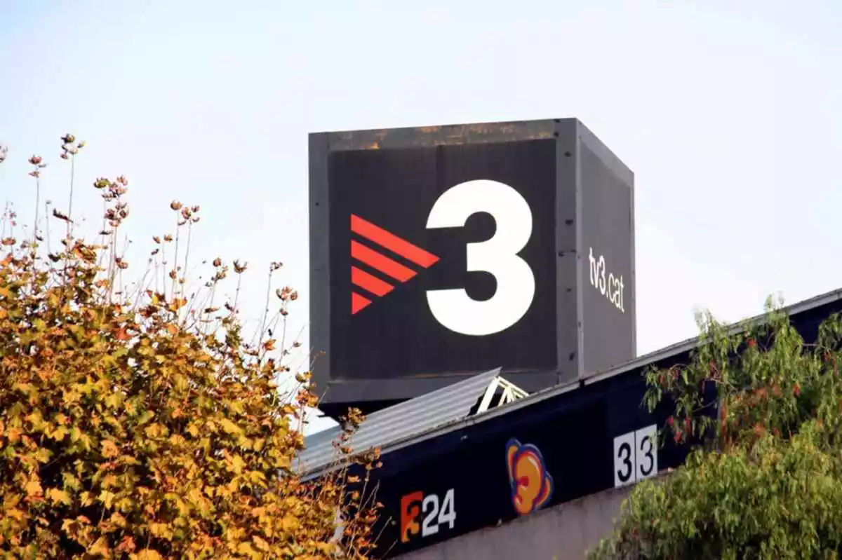 Logotip de TV3 als estudis de la cadena pública catalana a Sant Joan Despí