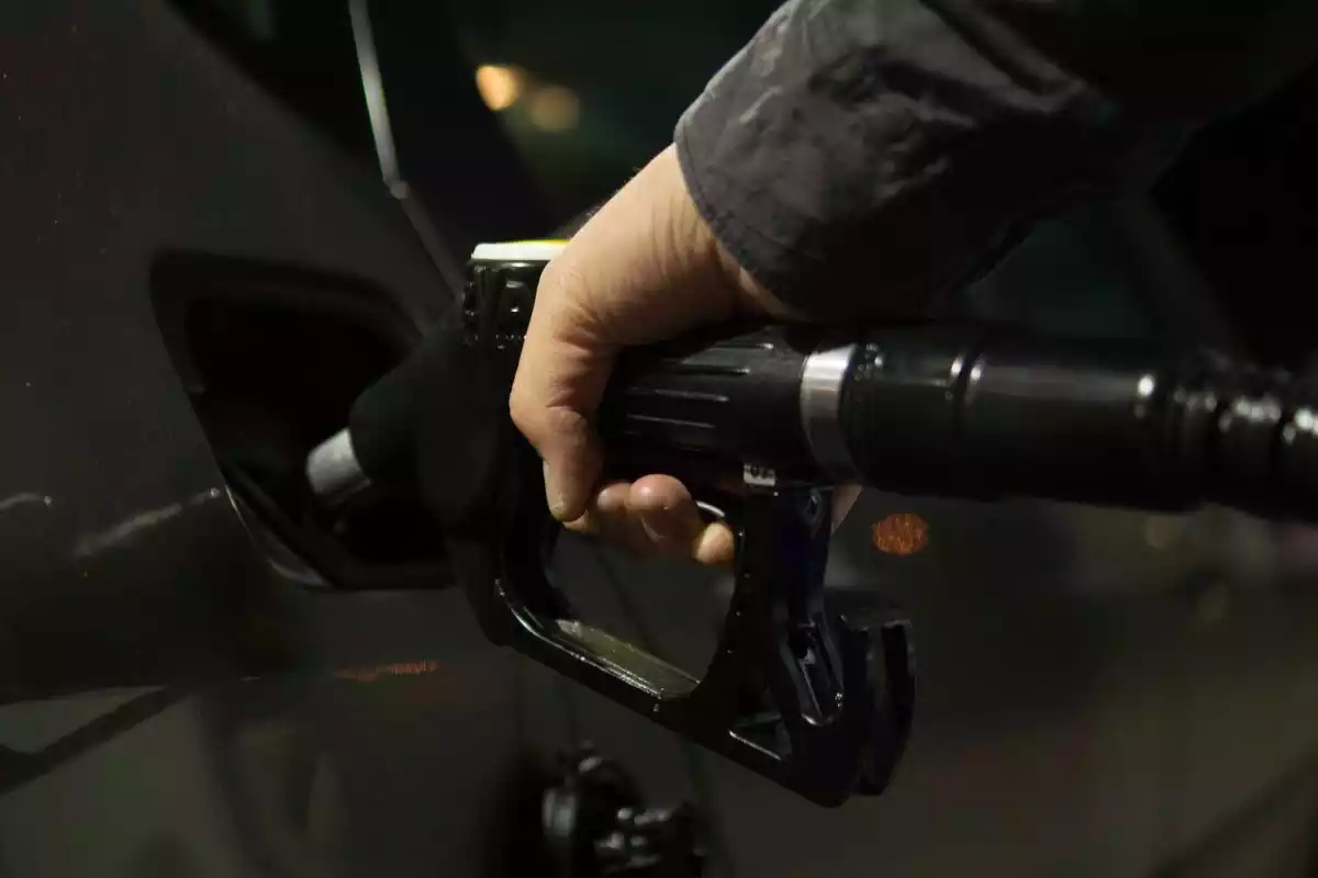 Mà omplint el dipòsit de gasolina d'un vehicle