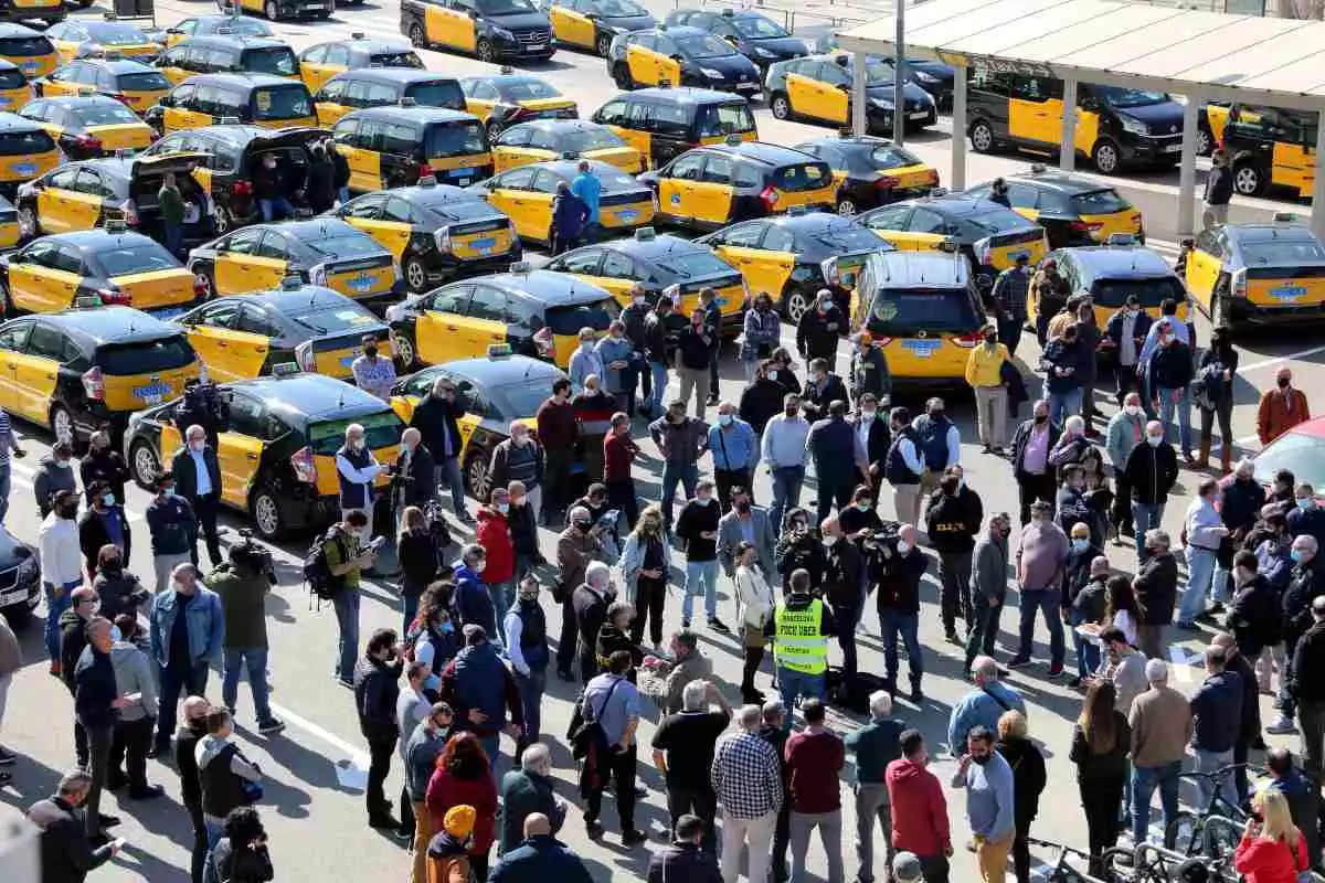 Pla aeri de l'assemblea d'Élite Taxi a l'exterior de l'estació de Sants contra el retorn d'Uber