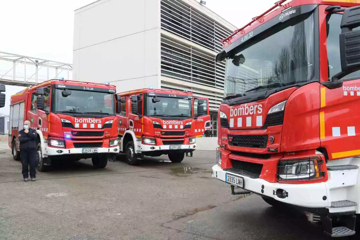 Pla de conjunt de tres nous camions dels Bombers de la Generalitat
