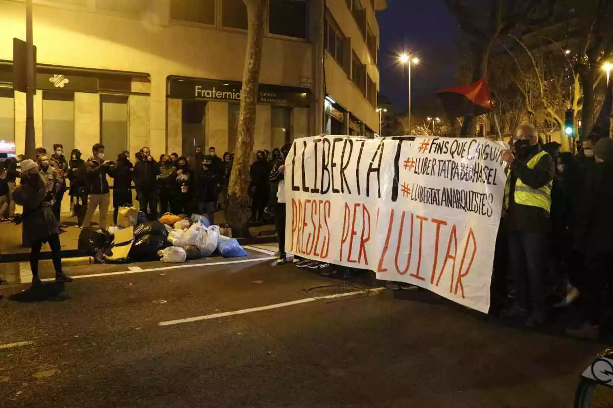 Pla general de la capçalera de la manifestació de Barcelona a la zona de la plaça de Tetuan