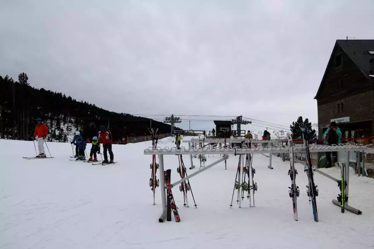 Pla general de l'estació d'esquí de Port Ainé amb esquiadors