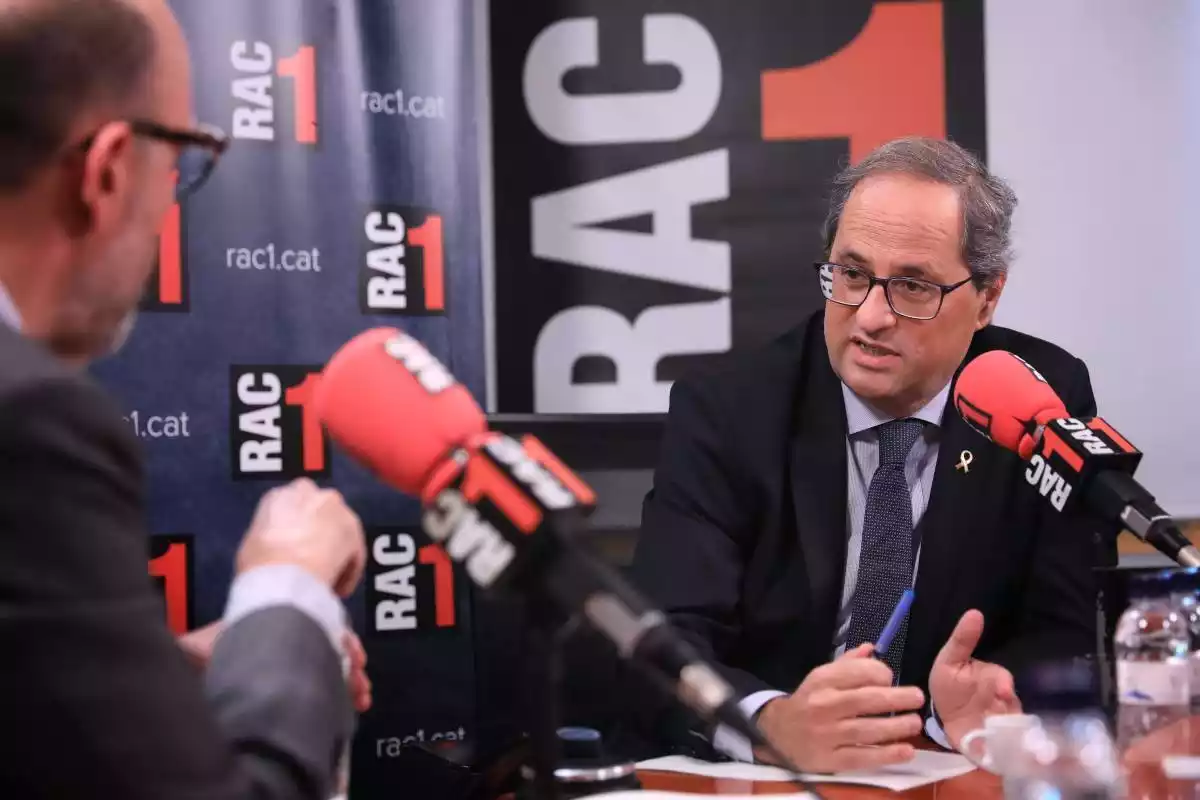 Pla mitjà del president de la Generalitat, Quim Torra, durant l'entrevista a RAC 1