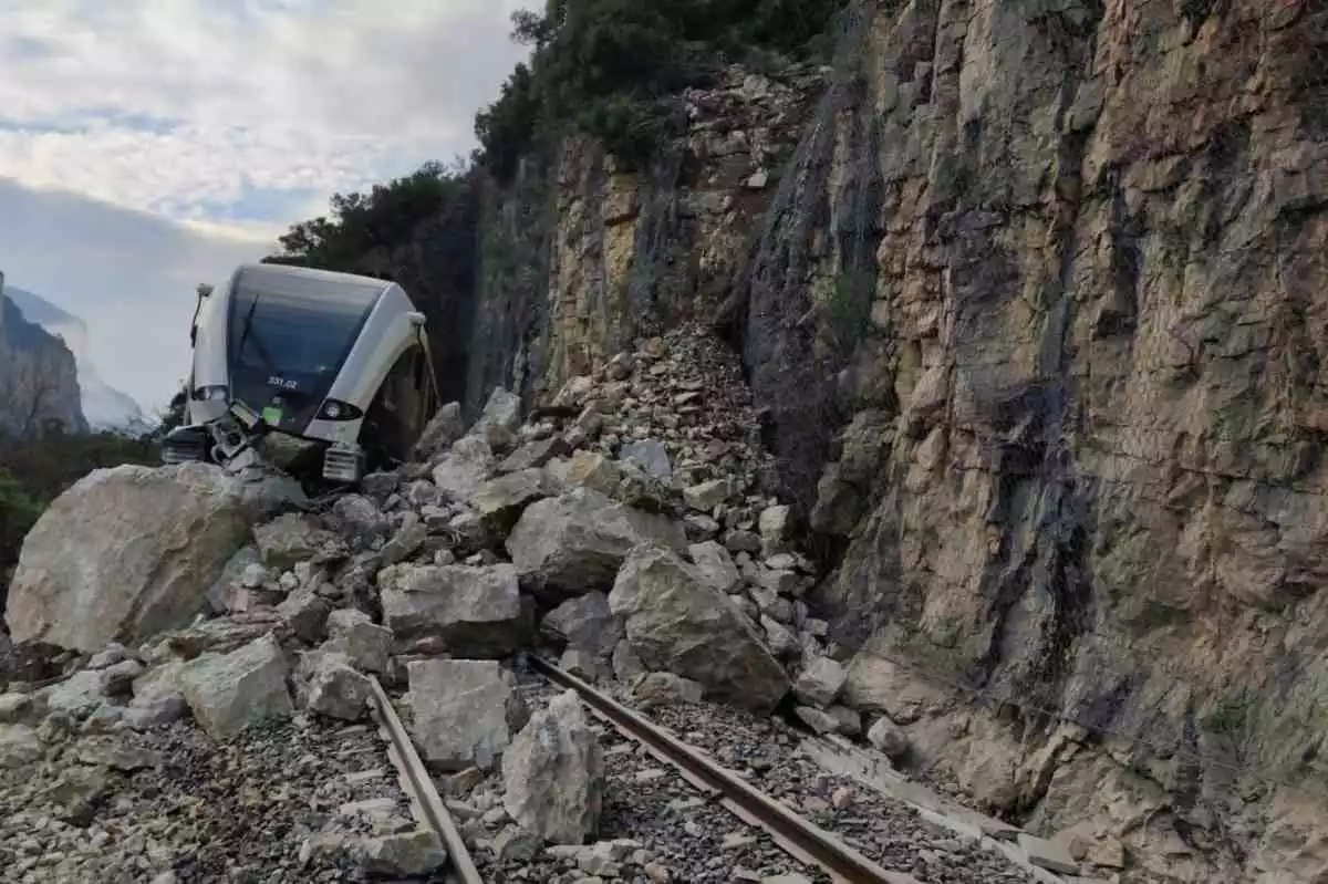 Pla mitjà on es pot veure el tren de la línia de la Pobla que ha xocat contra una esllavissada de roques