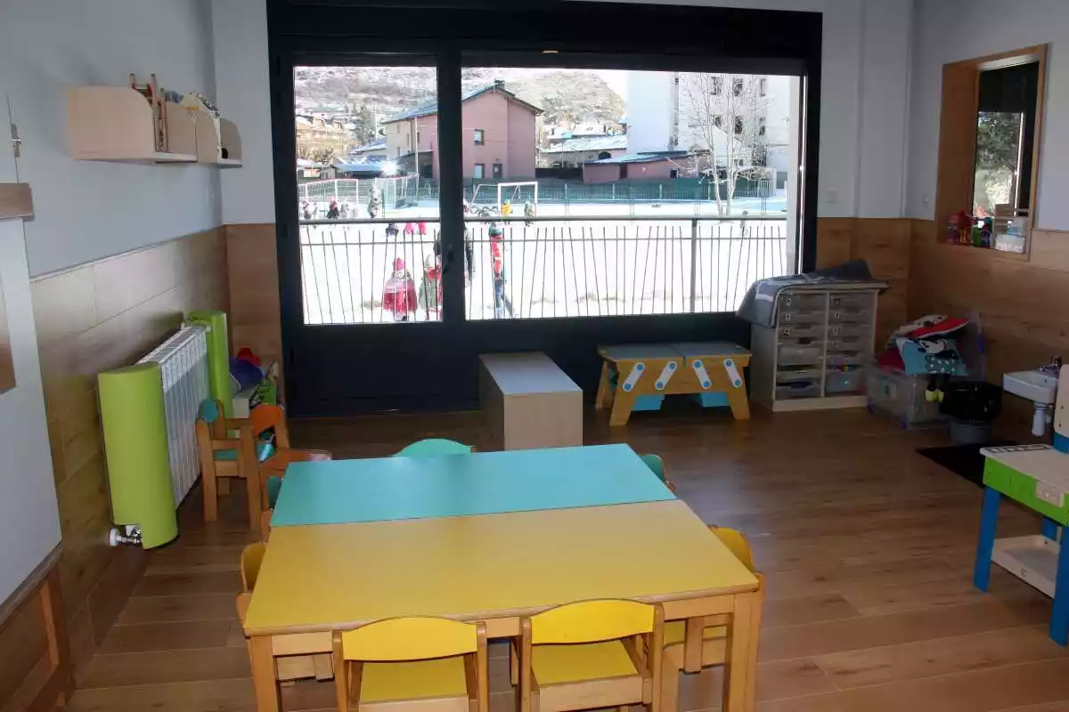 Pla obert d'una aula de la Llar d'infants Els Esquirolets de Llívia (Cerdanya) i on es veuen alumnes del centre i de l'Escola Jaume I al pati