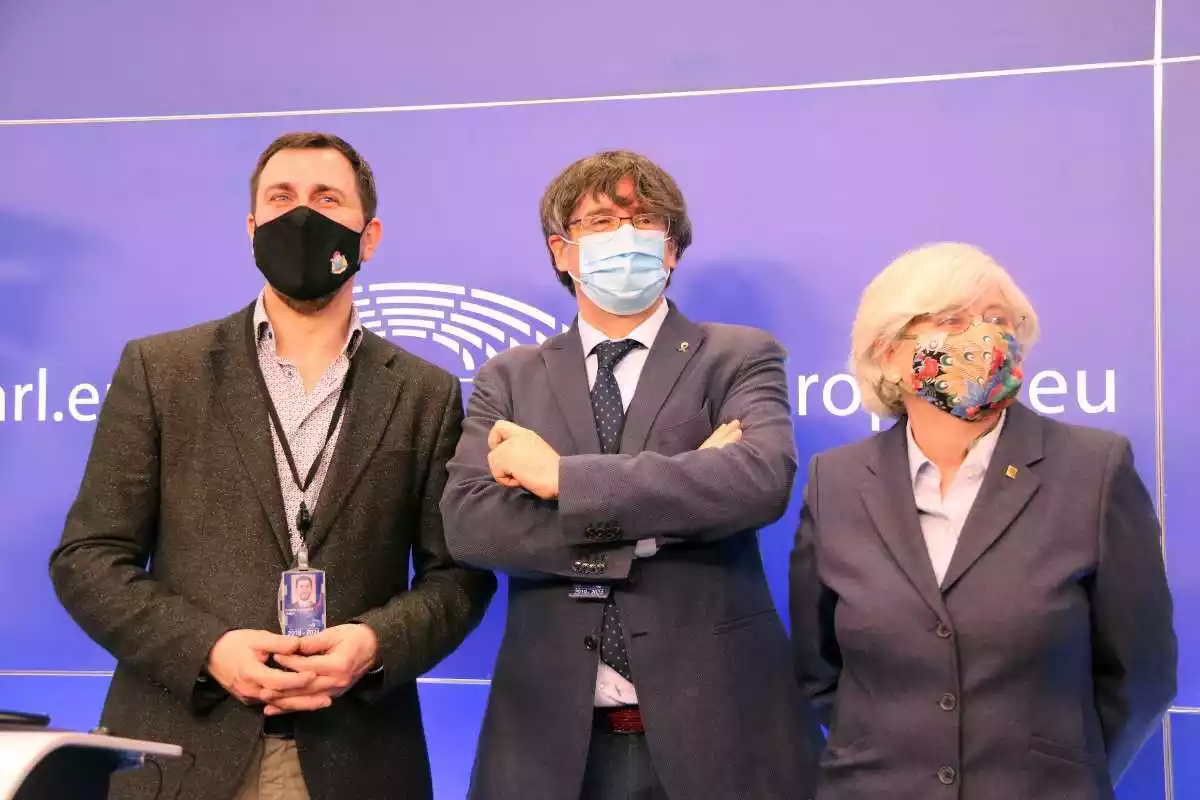 Toni Comín, Carles Puigdemont i Clara Ponsatí al Parlament Europeu després de la roda de premsa sobre el suplicatori