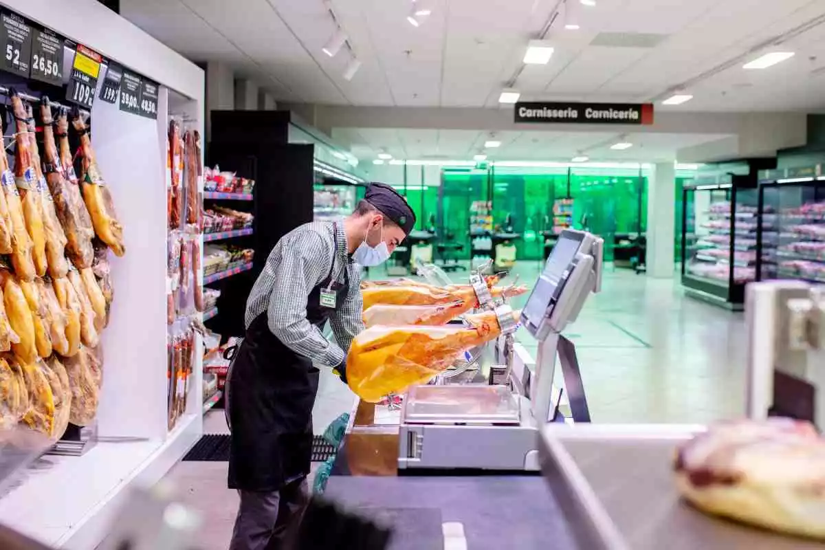 Treballador de Mercadona en un supermercat de Barcelona