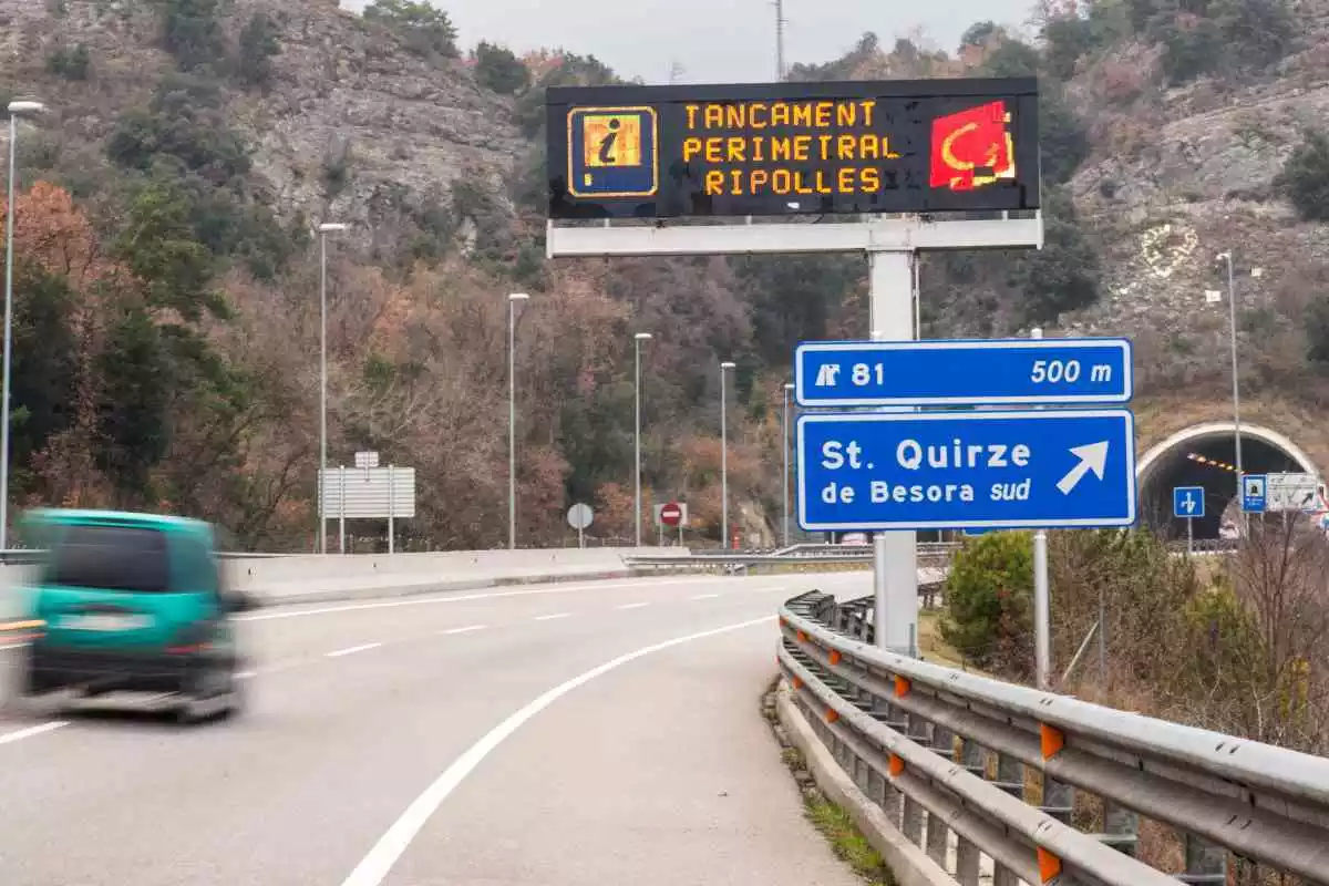 Un cartell informatiu a la C-17 sobre el tancament perimetral al Ripollès