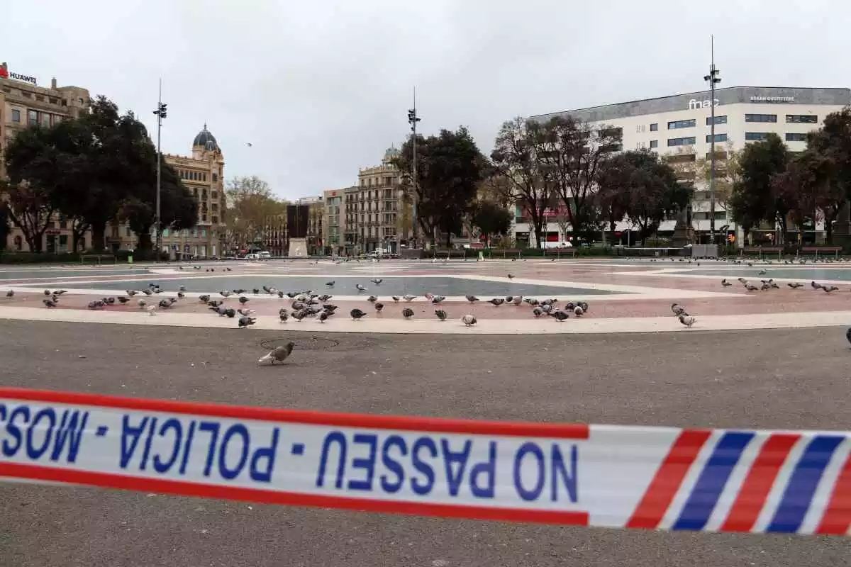 Un cordó policial dels Mossos d'Esquadra a la plaça de Catalunya de Barcelona