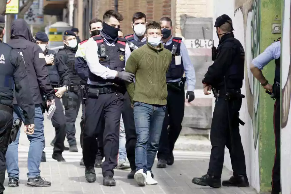 Un dels detinguts durant l'operatiu dels Mossos d'Esquadra arran dels aldarulls de Barcelona