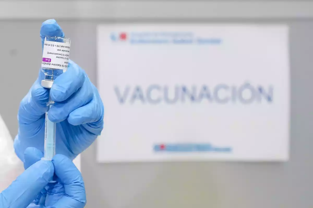 Un vial amb diverses dosis de la vacuna contra el coronavirus a la mà del personal sanitari