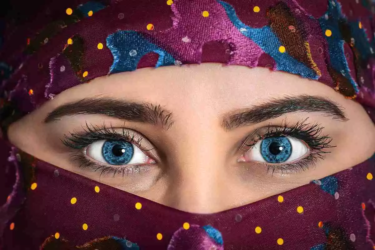 Una jove d'ulls blaus amb un Hijab porpra