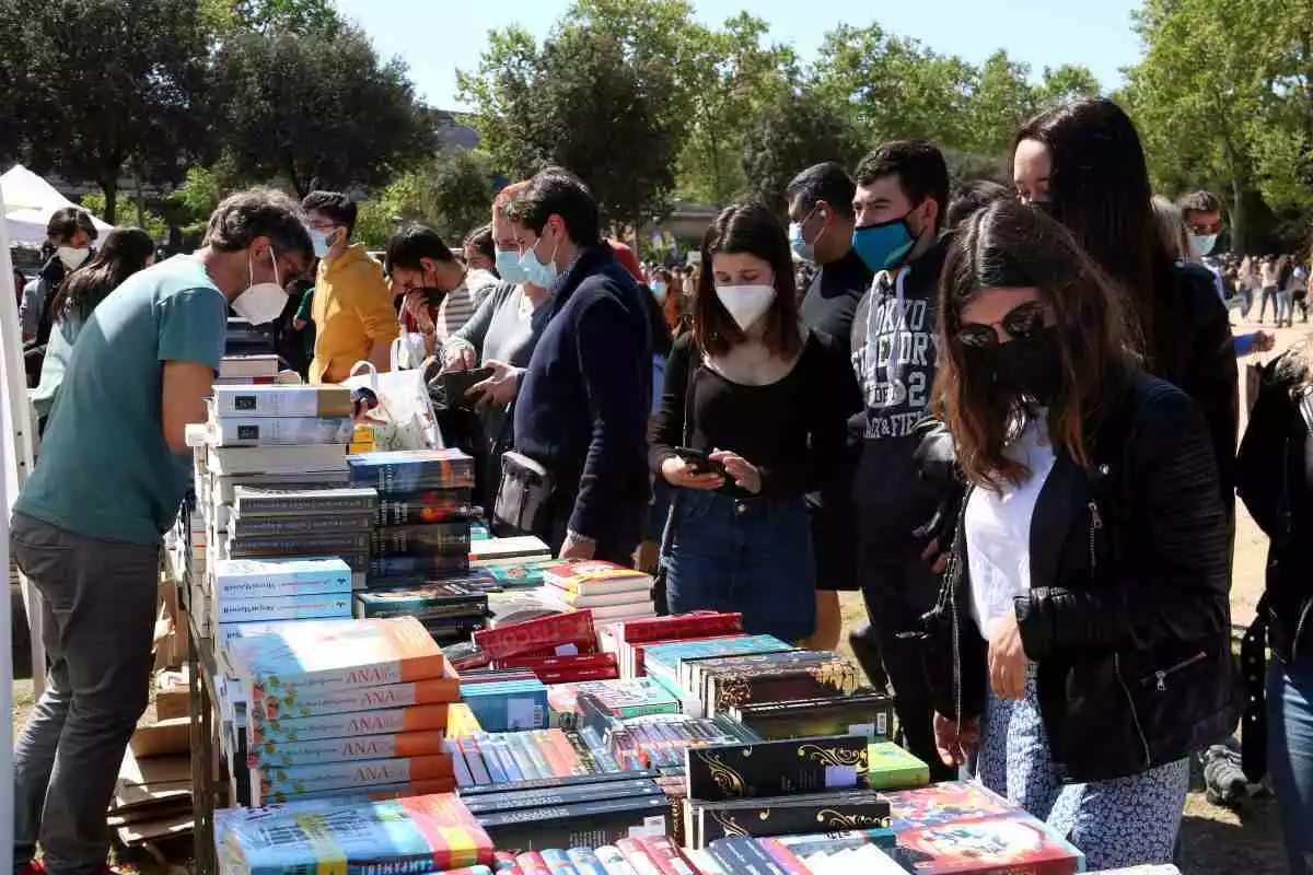 Clients mirant llibres a una parada de la Copa per Sant Jordi a Girona