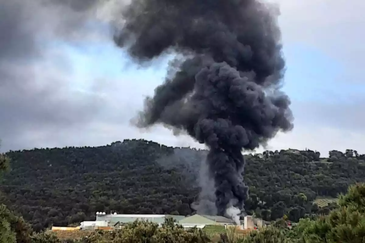 Columna de fum en l'incendi d'una empresa a Agullana (Alt Empordà) el 29 d'abril de 2021