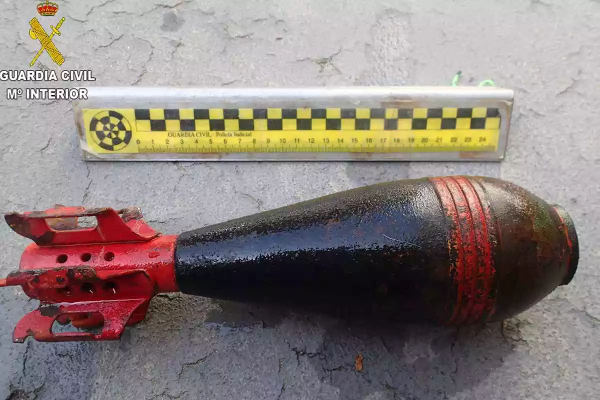Contenidor explosiu trobat en una cala de Cadaqués el 27 de març de 2021