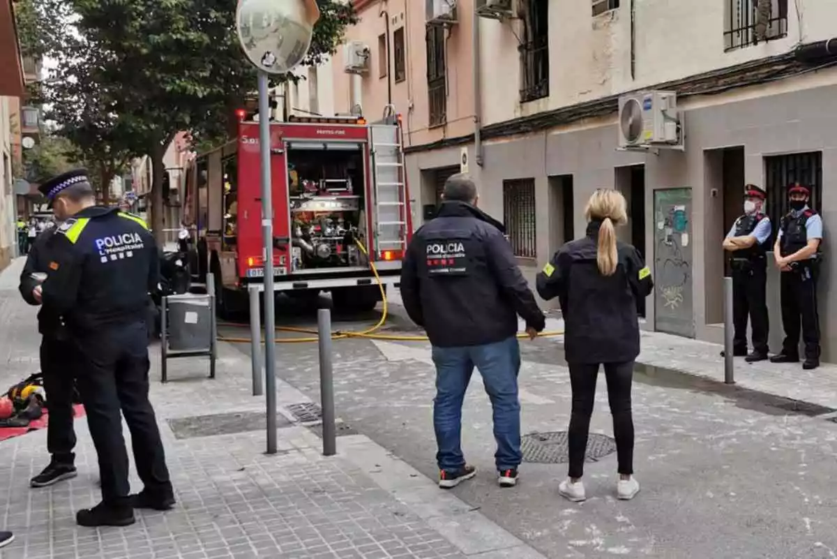 Efectius de diferents cossos de seguretat davant d'un camió de Bombers durant un incendi en un pis de l'Hospitalet de Llobregat el 29 d'abril del 2021