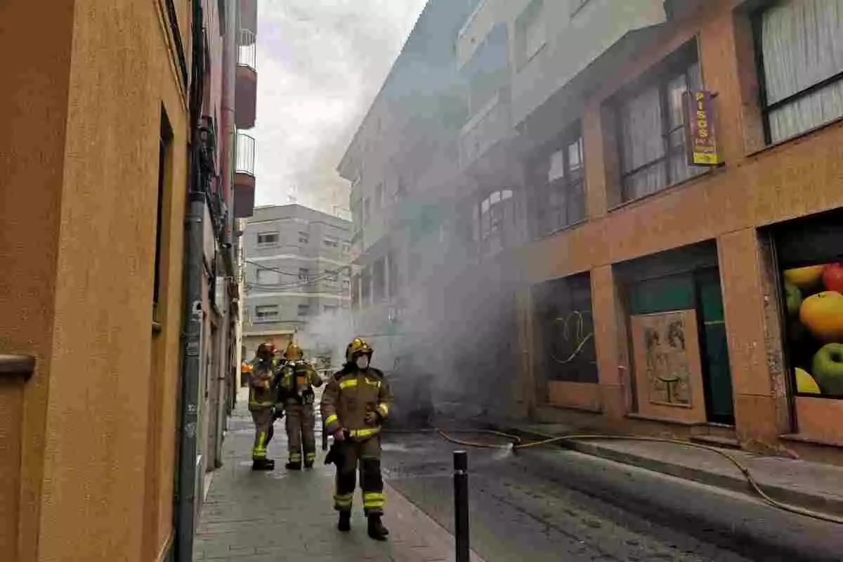 Els Bombers de la Generalitat en un incendi just al costat d'un supermercat Bon Preu a Palamós