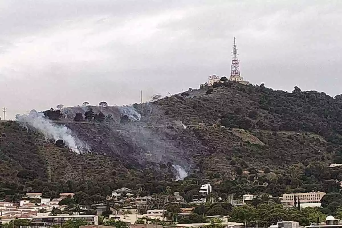 Imatge de la Serra de Collserola, amb diverses columnes de fum provocades per l'incendi