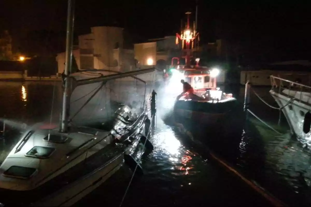 Imatge d'una de les embarcacions afectades per un incendi al port de Roses