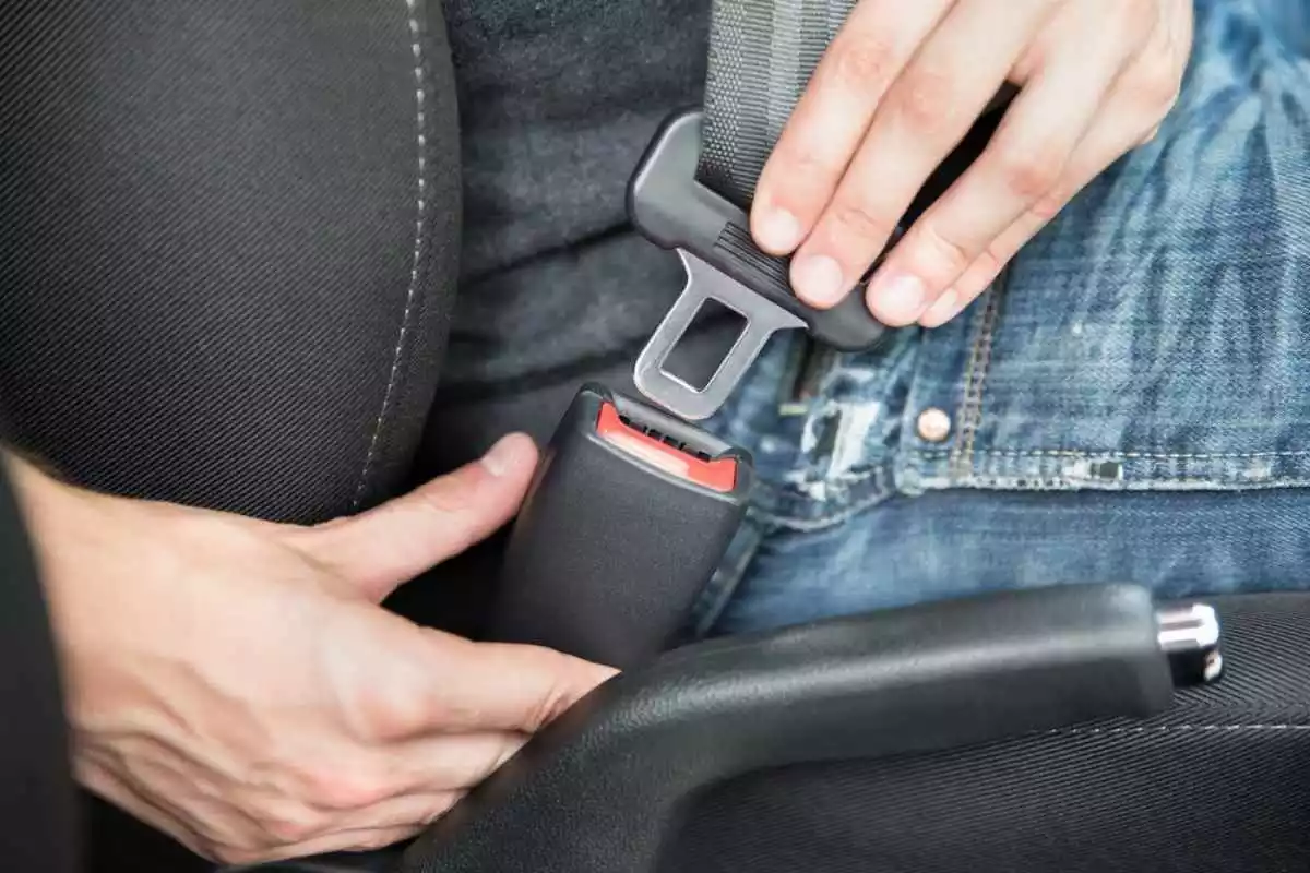Imatge d'una persona cordant-se el cinturó de seguretat en un cotxe