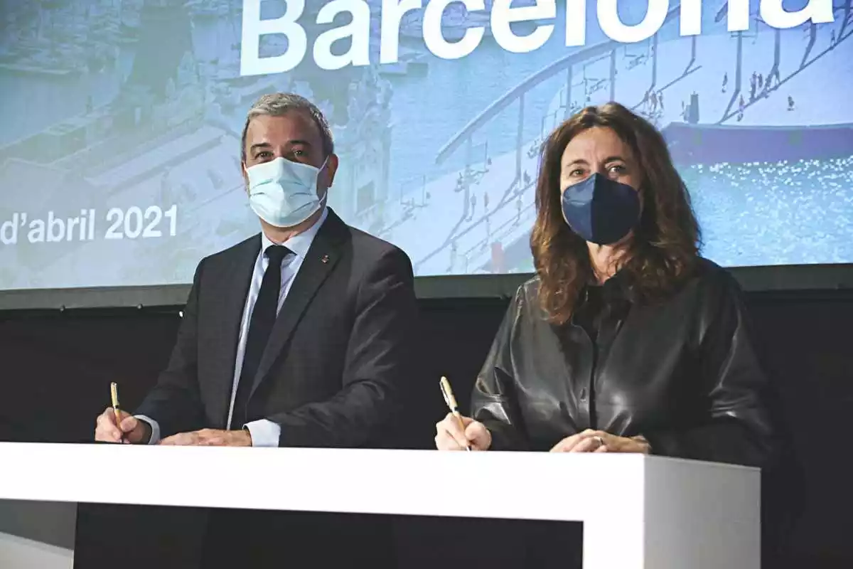 Jaume Collboni i Mercè Conesa en l’acte de signatura de l’acord estratègic de col·laboració per l’impuls de l’Economia Blava de la ciutat