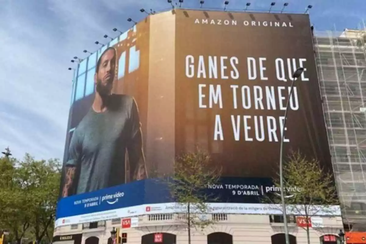 La pancarta sobre el documental de Sergio Ramos al centre de Barcelona