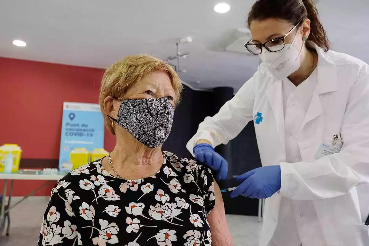 L'Antònia ha estat la primera persona en rebre la vacuna de Janssen a Catalunya