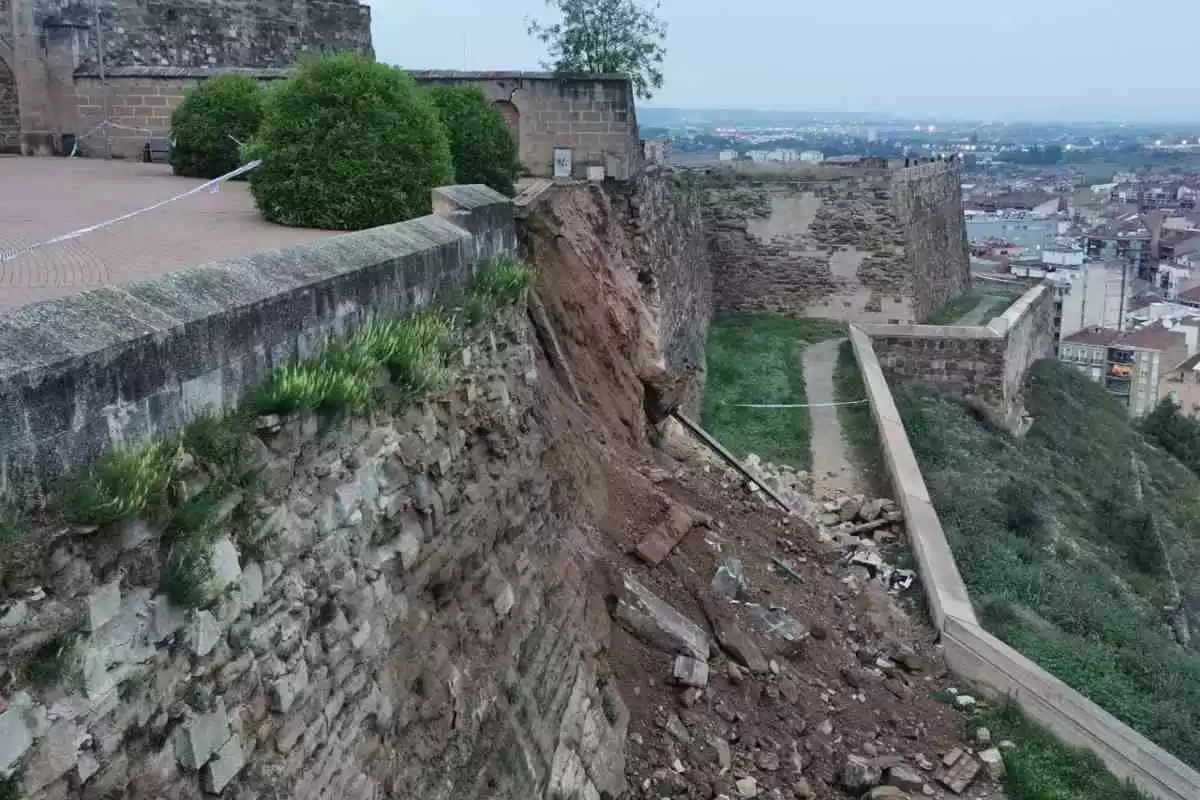 Mur de la Seu Vella de Lleida amb una part esfondrada
