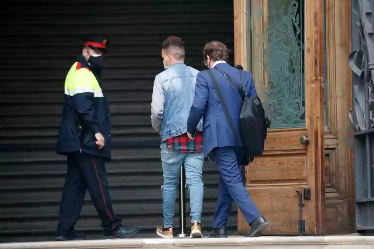 Pla d'esquena d'un dels acusats en el judici per la violació múltiple a una noia a Sabadell accedint a l'Audiència de Barcelona