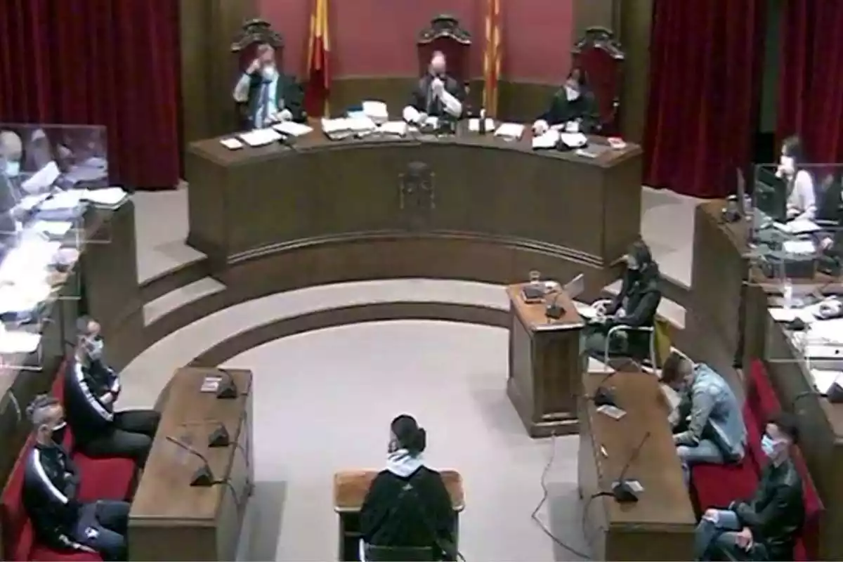 Pla general, extret de senyal institucional, de la sala durant el judici contra quatre acusats d'una violació múltiple a Sabadell