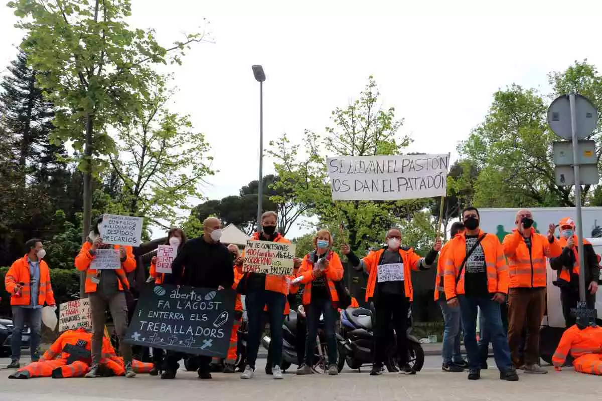 Pla mitjà de la concentració de treballadors d'autopistes davant les oficines d'Abertis