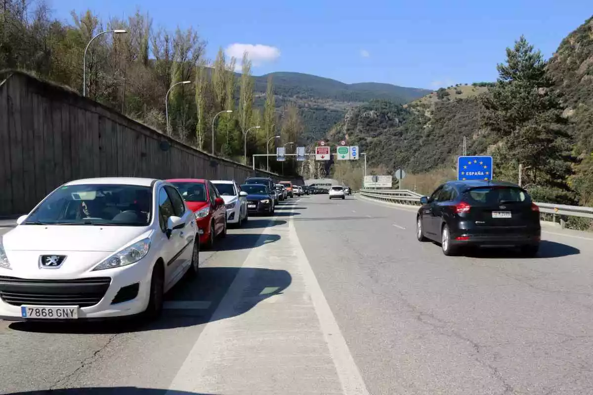 Pla obert de cotxes circulant en direcció a Andorra, just abans de travessar la frontera