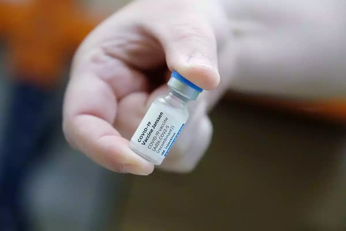 Primer pla d'una mà subjectant un vial de la vacuna de Janssen contra la Covid-19