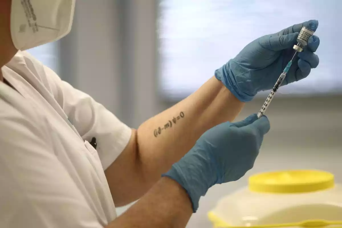 Una sanitària sosté una dosi de la vacuna de Pfizer abans d'administrar-la a un pacient