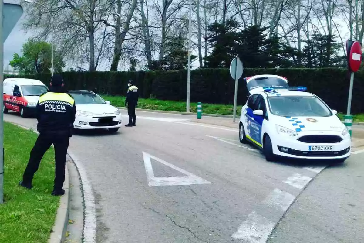 Agents de la Guàrdia Urbana en un control de trànsit a Figueres