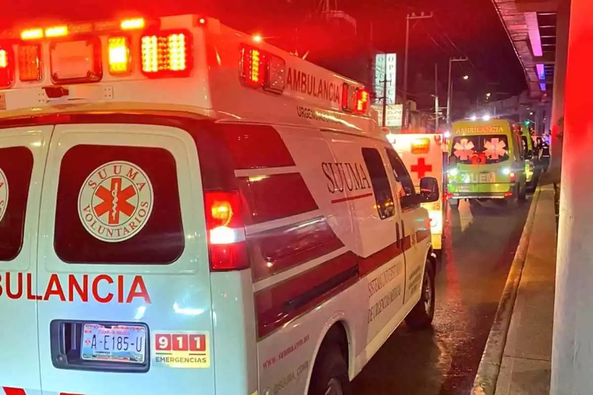 Ambulàncies de Mèxic treballant després de l'accident de metro